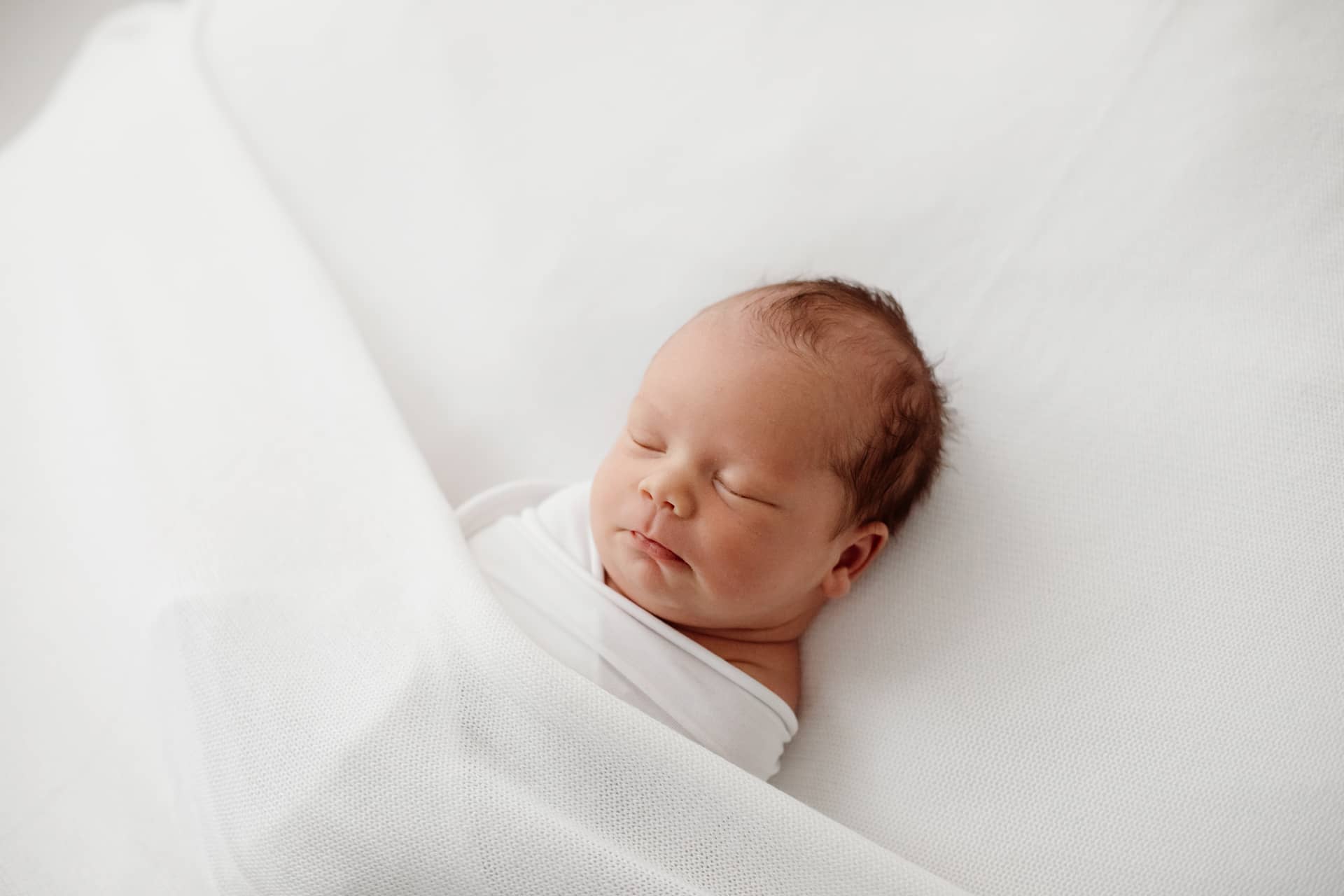 Vastasyntynyt vauva newborn kuvauksessa studiolla Helsingissä.